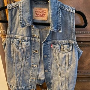 LEVI’S sleeveless denim jacket